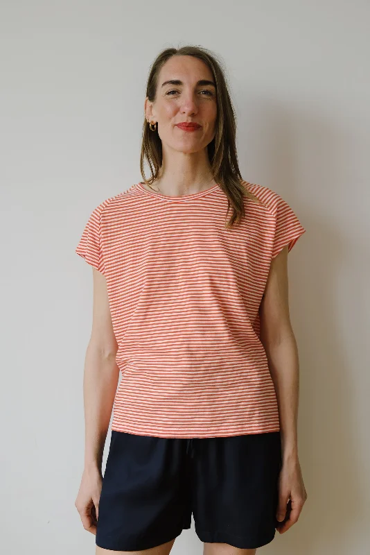 t-shirt - oneliaa striped - poppy red / oatmilk Scandinavian